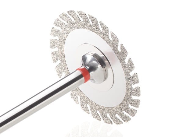 Separator diamentowy 705, nasyp obustronny na krawędzi, brzeg-piła (tył).jpg