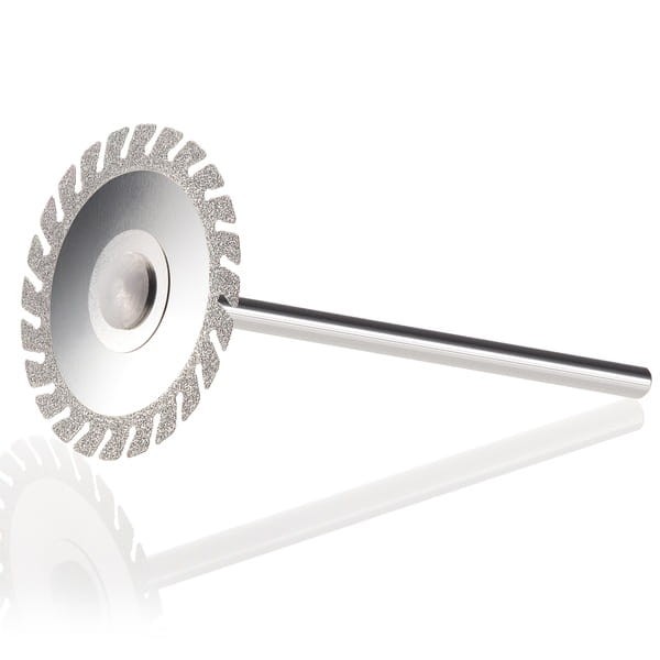 Separator diamentowy 705, nasyp obustronny na krawędzi, brzeg-piła (przód).jpg